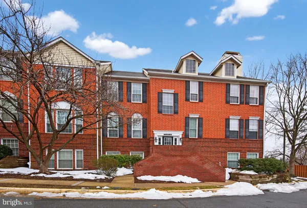 $305,000 | 678 Gateway Drive Southeast, Unit 912, Leesburg, VA 20175