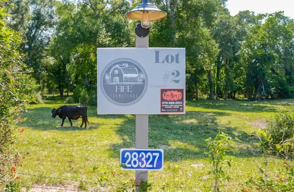 a sign that is sitting on a brick wall