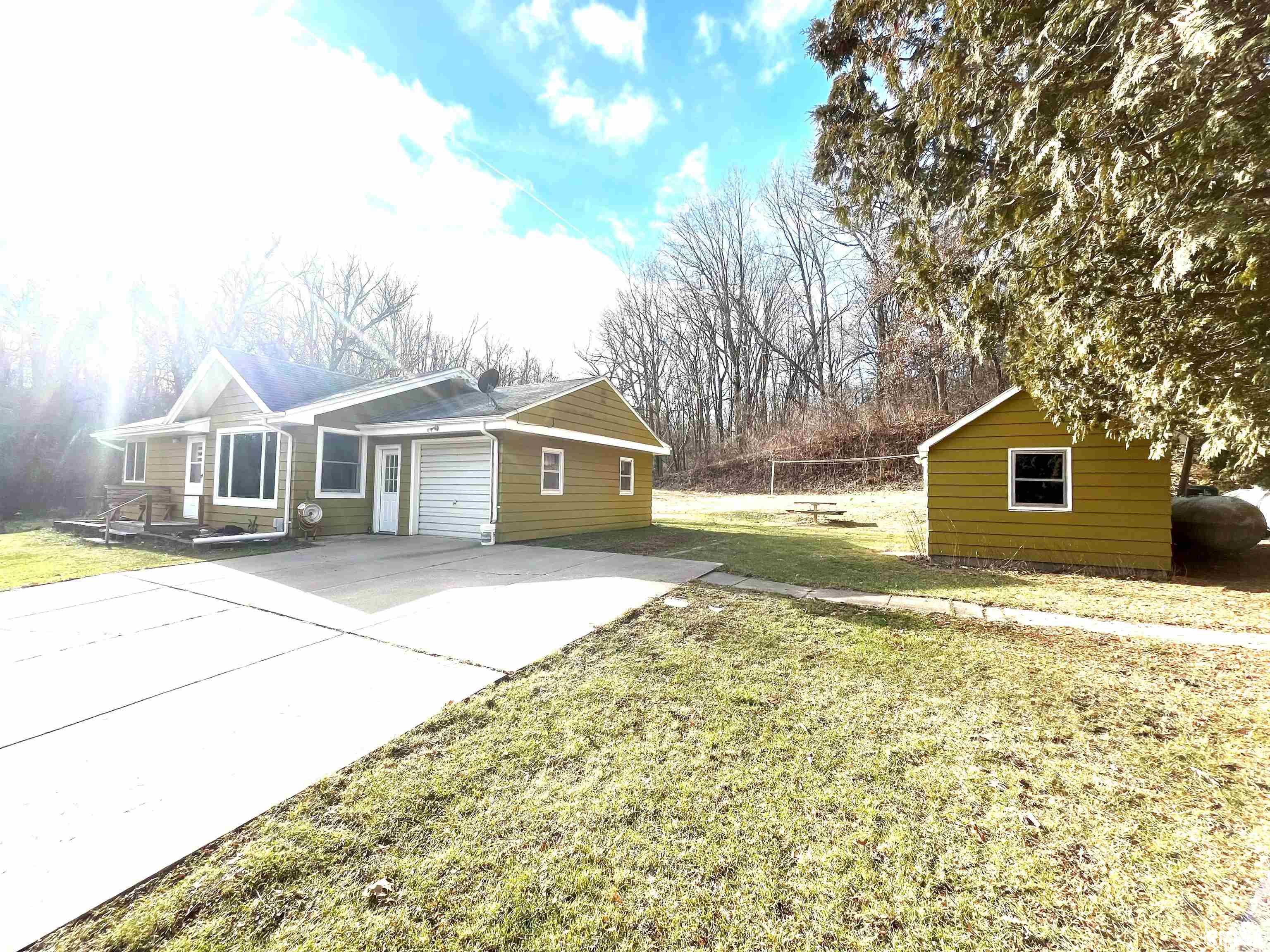 4316 Bellevue Road Clinton, IA 52732 - Photo 3 of 11 Gallery Image 3
