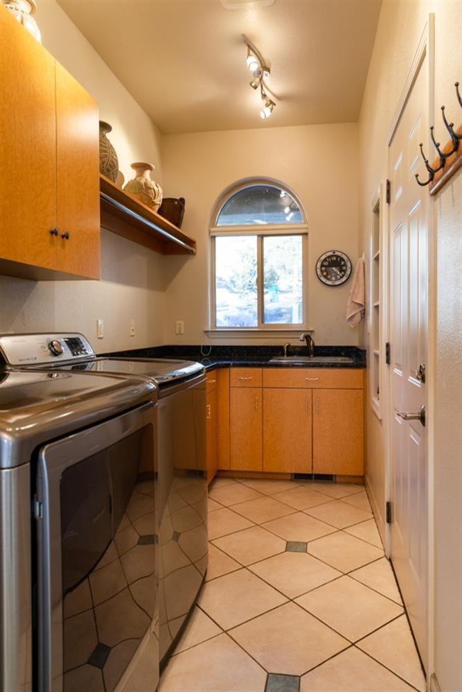 10542 Kestrel Road Klamath Falls, OR 97601 - Photo 24 of 35 Laundry on main level, near kitchen and