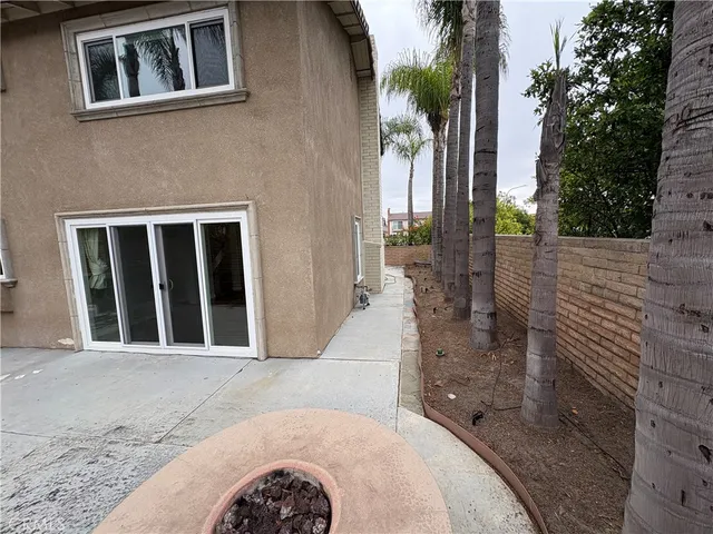 a view of a house with a backyard