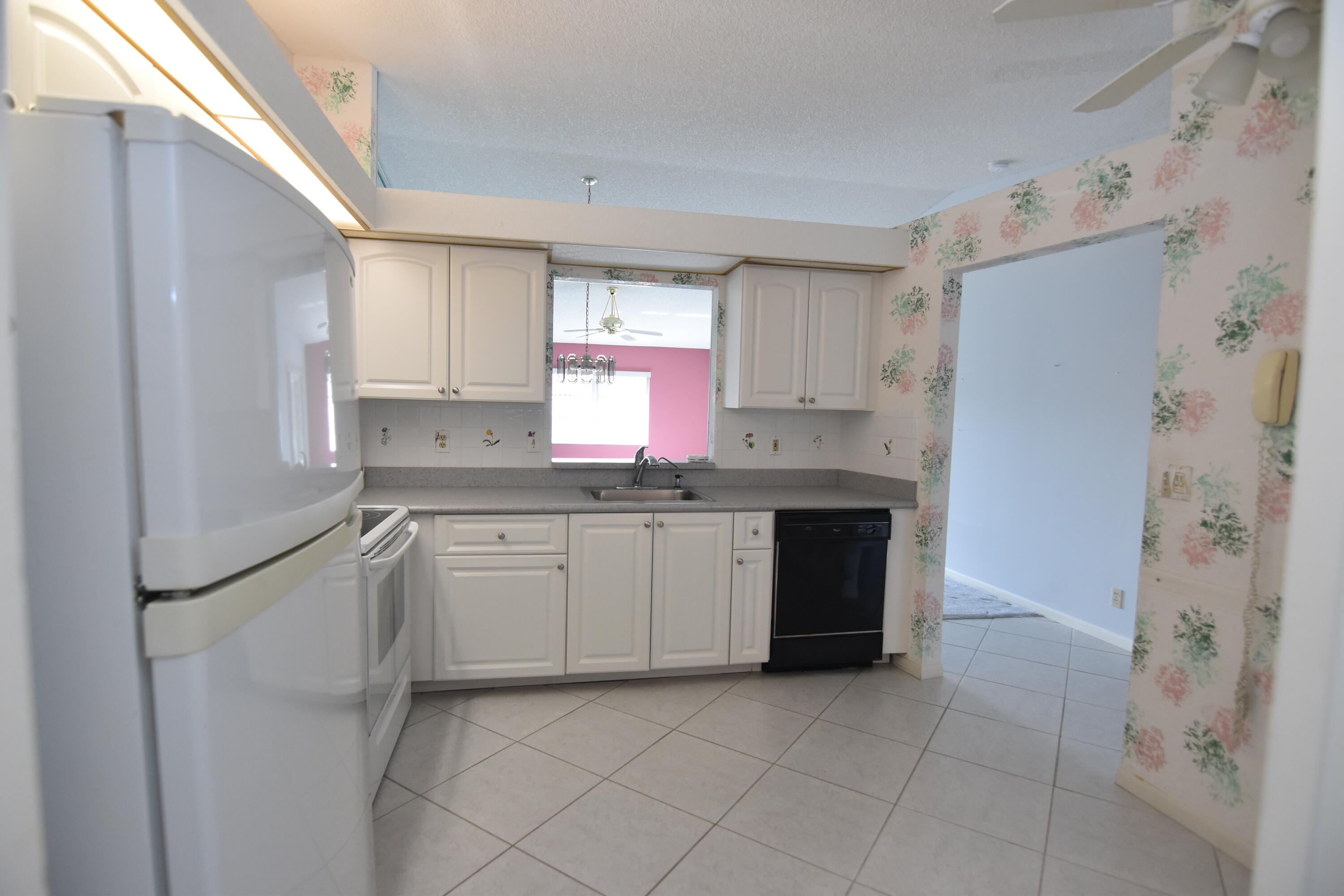 8196 Summerbreeze Lane Boca Raton, FL 33496 - Photo 6 of 35 Kitchen