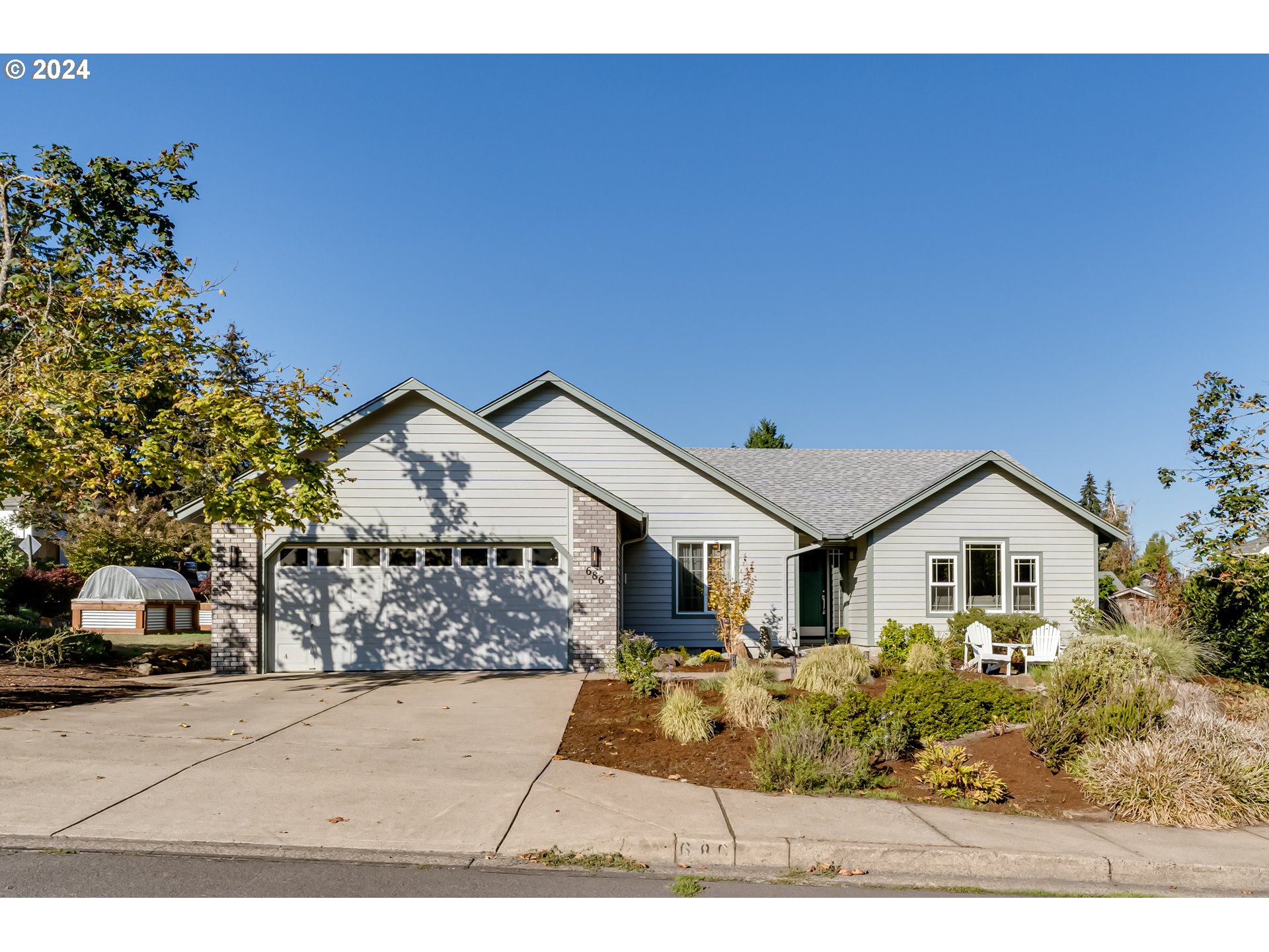 686 South 69th Place Springfield, OR 97478 - Photo 1 of 38 a front view of a house with a yard and garage