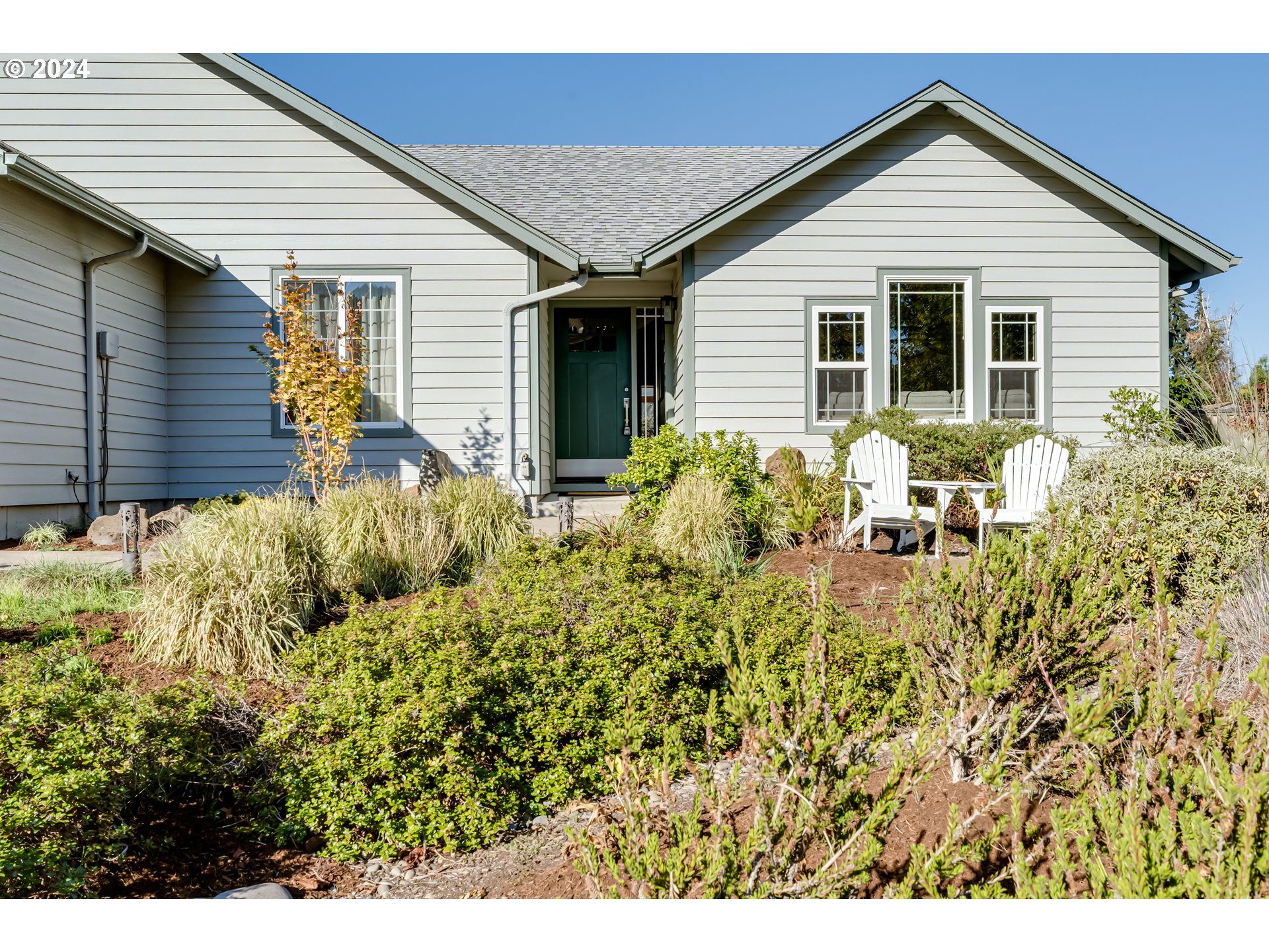 686 South 69th Place Springfield, OR 97478 - Photo 2 of 38 a view of house with backyard and sitting area