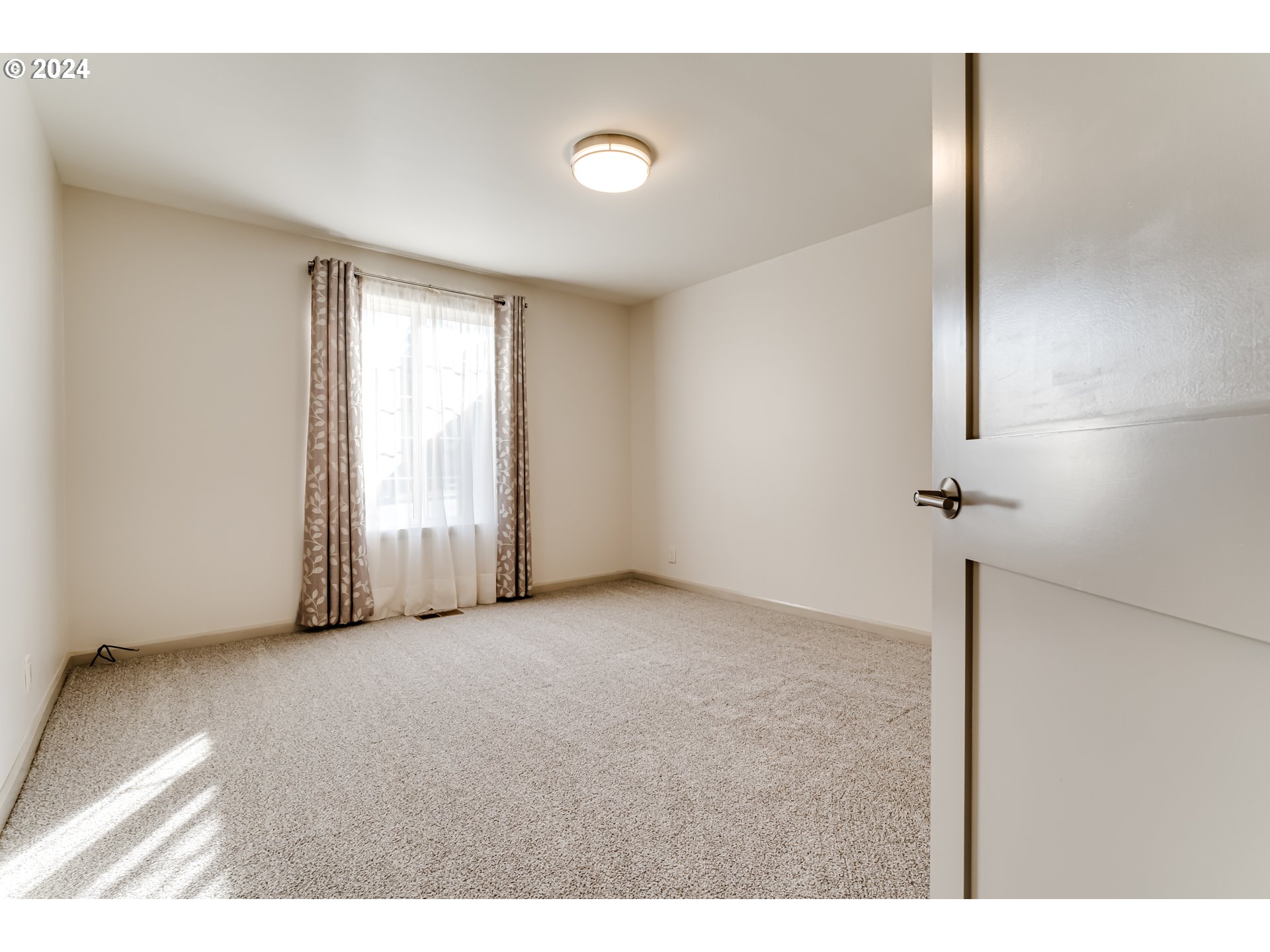 686 South 69th Place Springfield, OR 97478 - Photo 23 of 38 a view of an empty room with a window