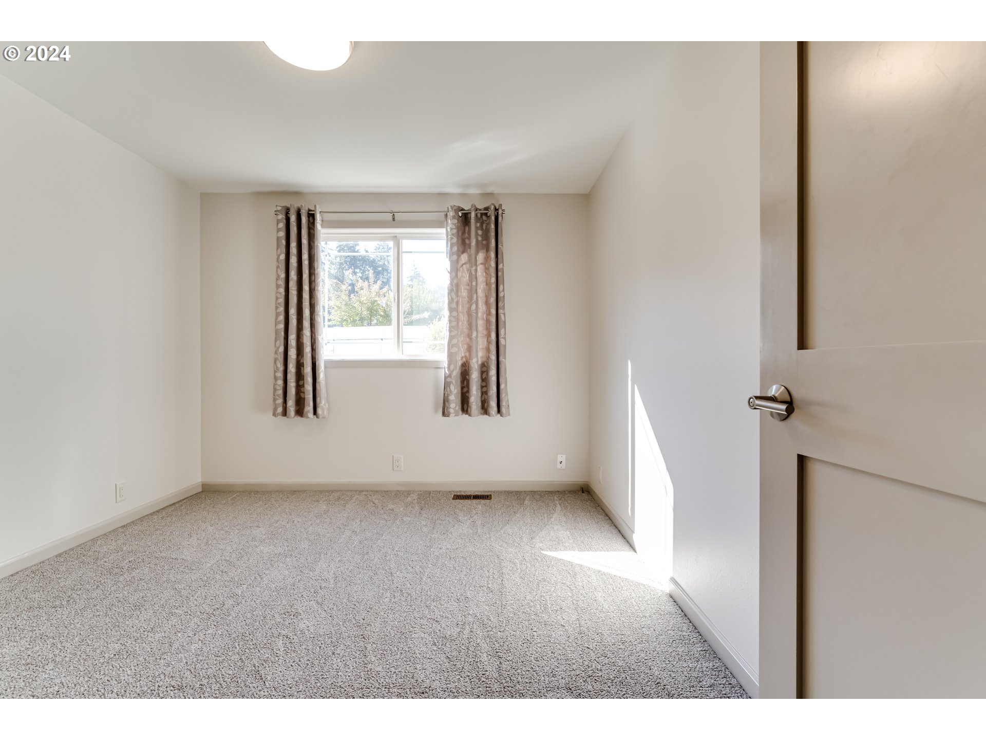686 South 69th Place Springfield, OR 97478 - Photo 26 of 38 a view of an empty room with a window