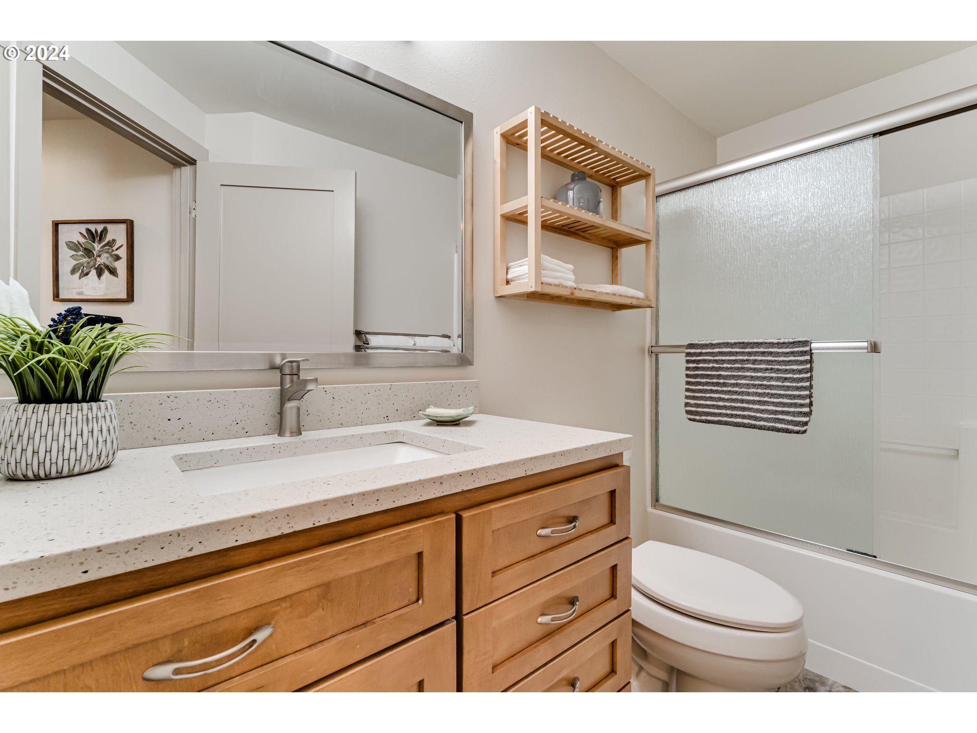 686 South 69th Place Springfield, OR 97478 - Photo 27 of 38 a bathroom with a sink a toilet and mirror