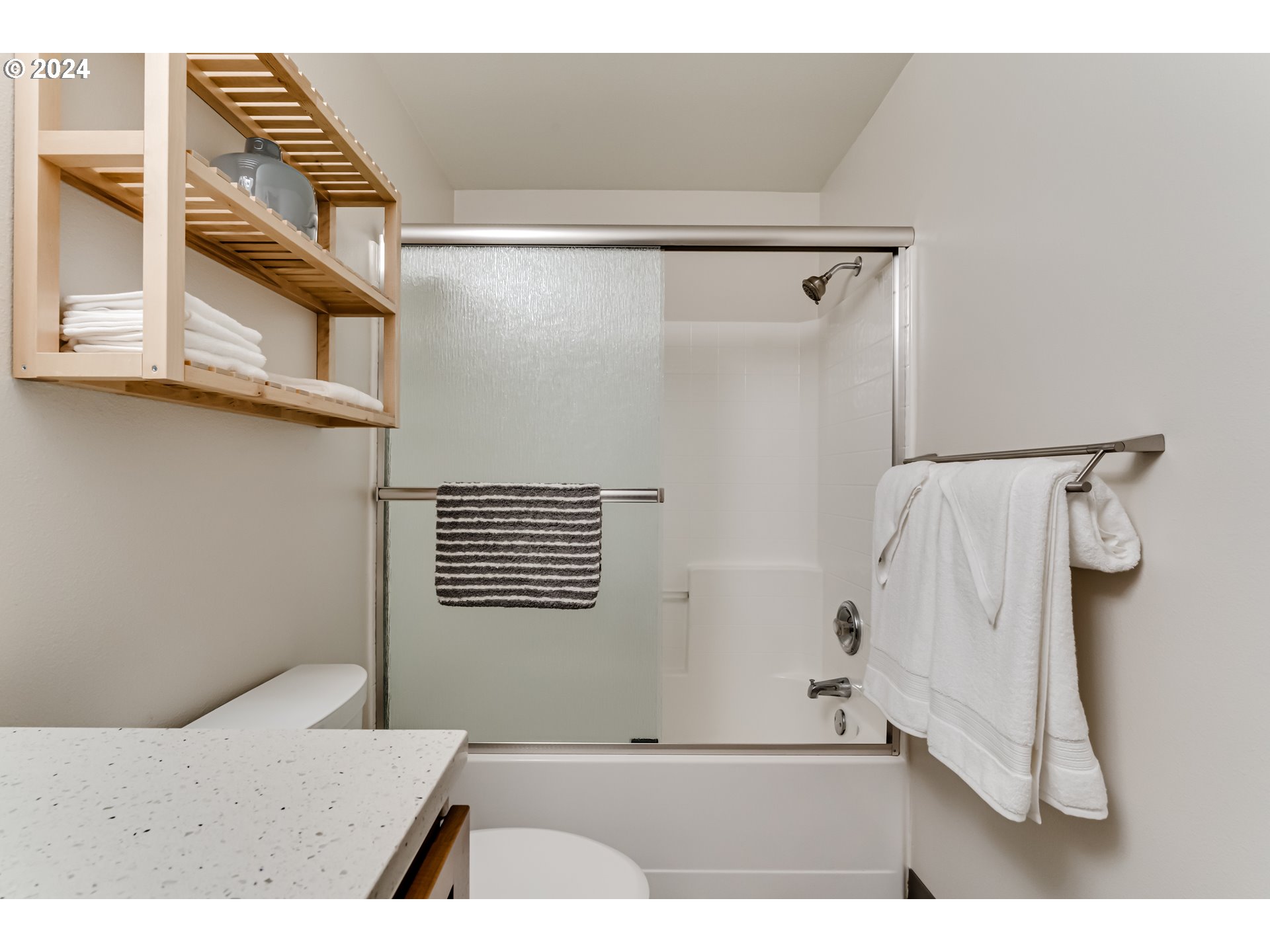 686 South 69th Place Springfield, OR 97478 - Photo 28 of 38 a view of bathroom with shower