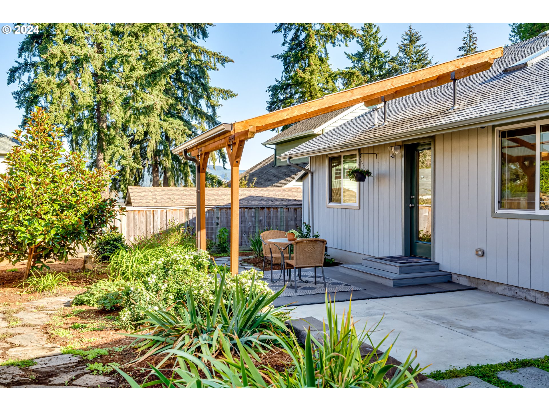 686 South 69th Place Springfield, OR 97478 - Photo 32 of 38 a front view of a house with garden