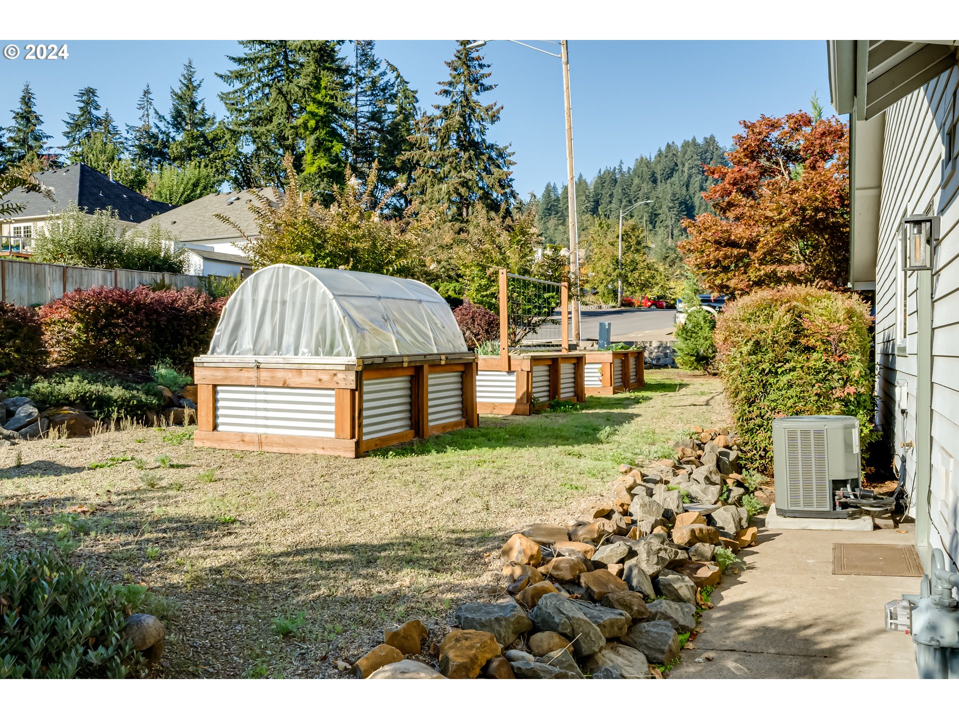 686 South 69th Place Springfield, OR 97478 - Photo 33 of 38 a front view of a house with garden