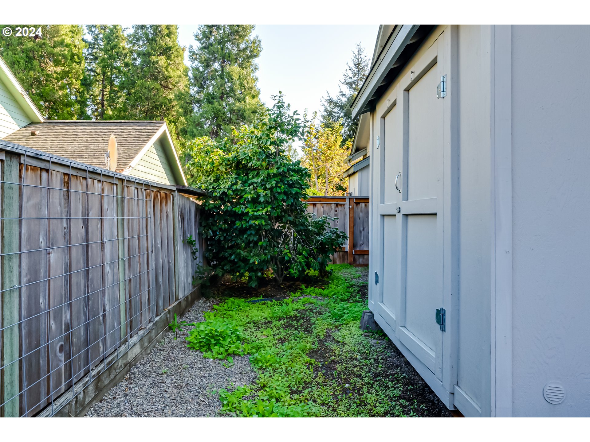 686 South 69th Place Springfield, OR 97478 - Photo 34 of 38 a backyard of a house