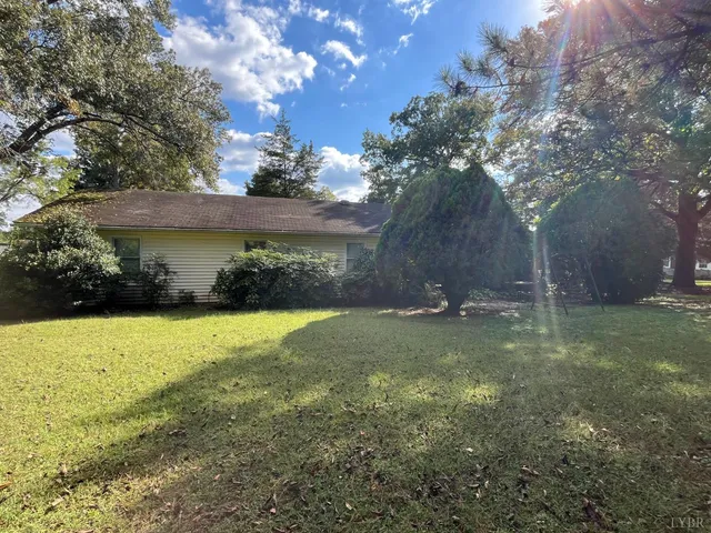 a view of a backyard