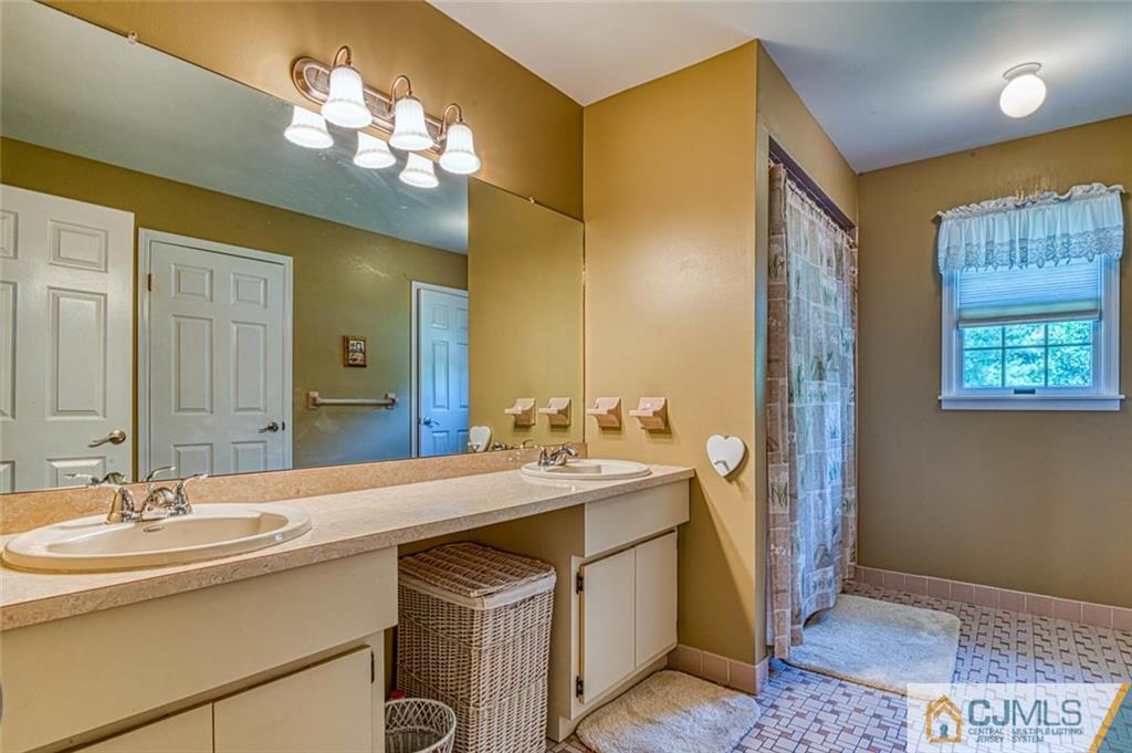 13 Pullman Loop Dayton, NJ 08810 - Photo 17 of 29 Gallery Image 17