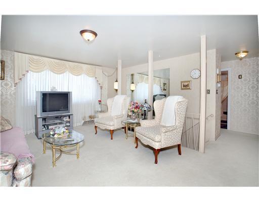 749 Colonial Manor Road North Huntingdon, PA 15642 - Photo 4 of 9 Living Room.