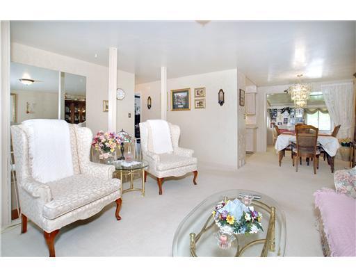 749 Colonial Manor Road North Huntingdon, PA 15642 - Photo 5 of 9 Living Room.