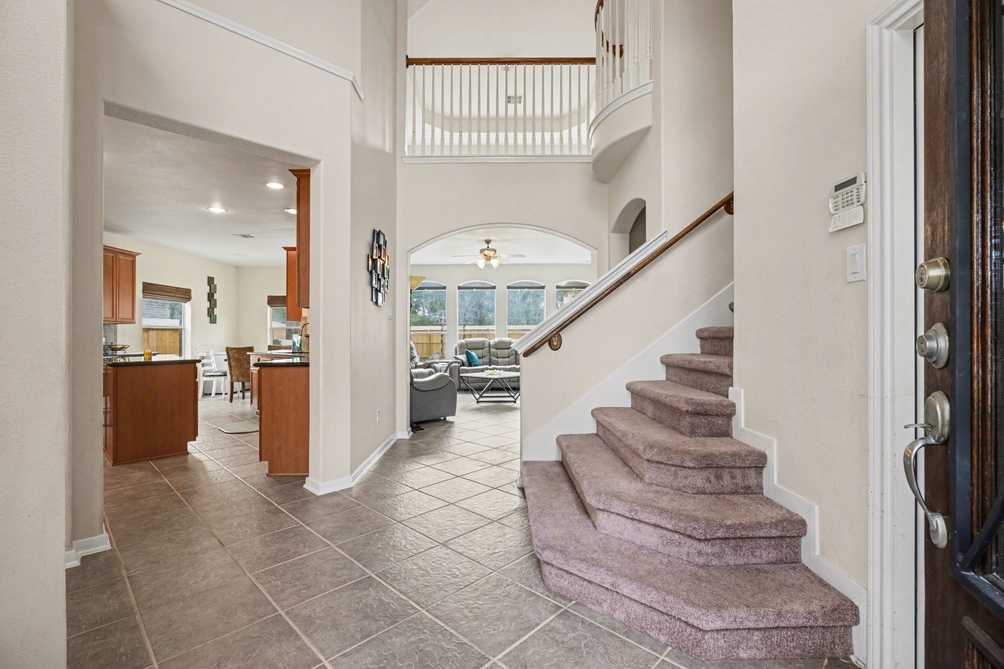 806 Dawn Ridge Way Seabrook, TX 77586 - Photo 4 of 39 2 STORY FOYER WITH TILE FLOORING THROUGHOUT THE LIVING AREAS AND PRIMARY SUITE.