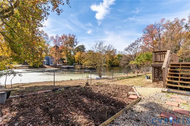 a view of yard with green space