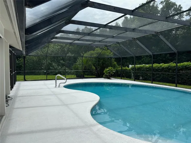 a view of a backyard