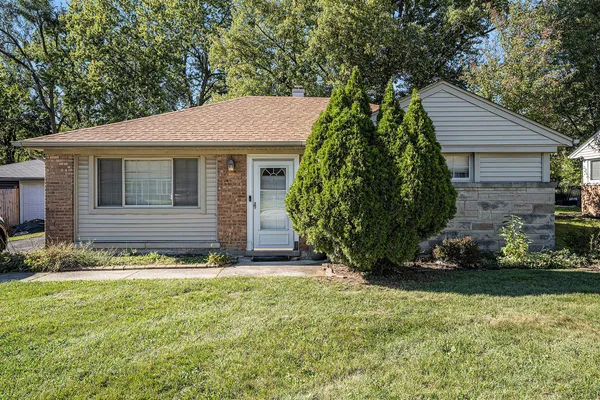 a view of a house with a yard