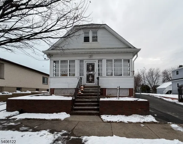 $2,600 | 38 East 4th Street, Clifton, NJ 07011