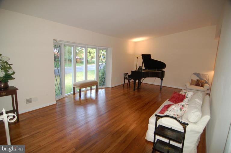 9119 Friars Road Bethesda, MD 20817 - Photo 6 of 22 Living Room