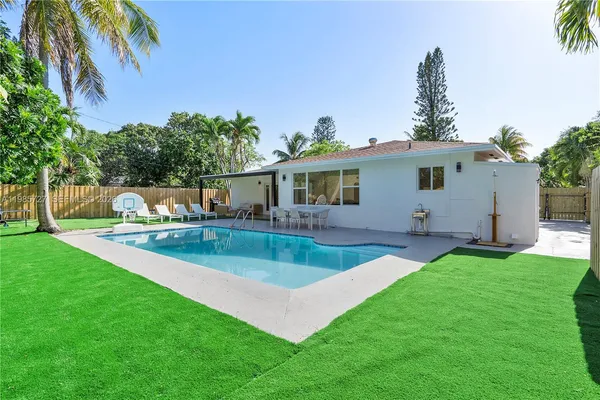 $7,500 | 10801 Peachtree Drive, Miami, FL 33161