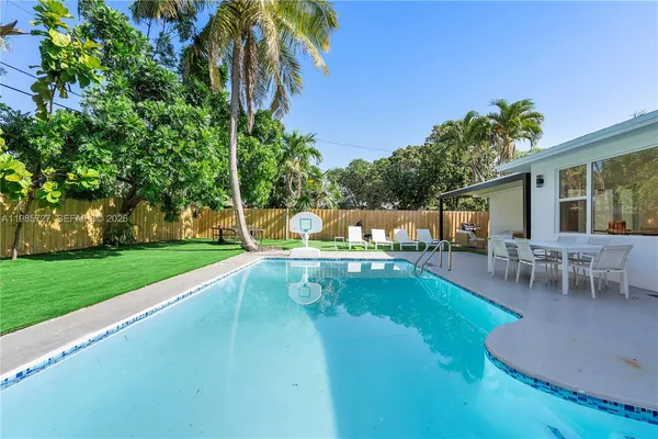 $7,500 | 10801 Peachtree Drive, Miami, FL 33161