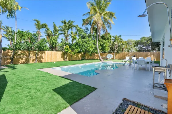 $7,500 | 10801 Peachtree Drive, Miami, FL 33161