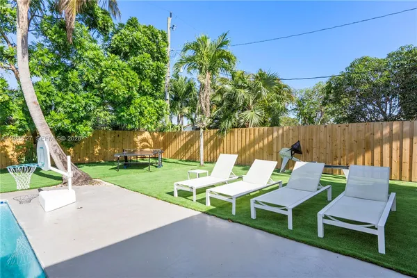 $7,500 | 10801 Peachtree Drive, Miami, FL 33161