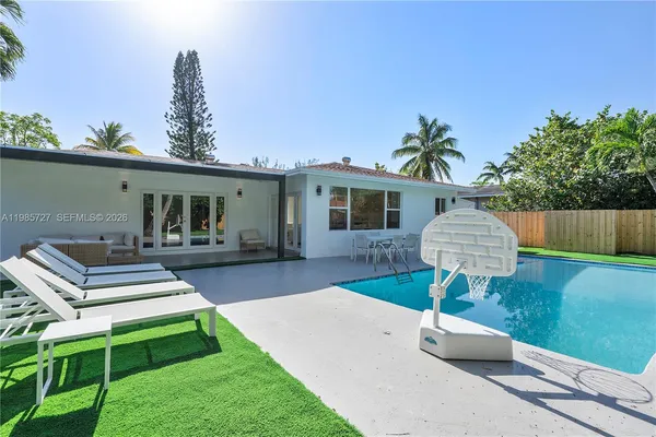 $7,500 | 10801 Peachtree Drive, Miami, FL 33161