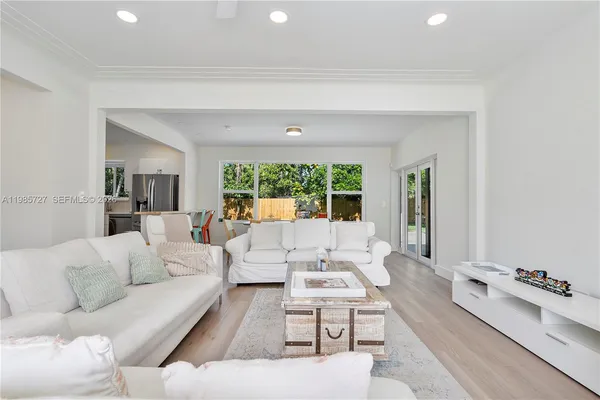 $7,500 | 10801 Peachtree Drive, Miami, FL 33161