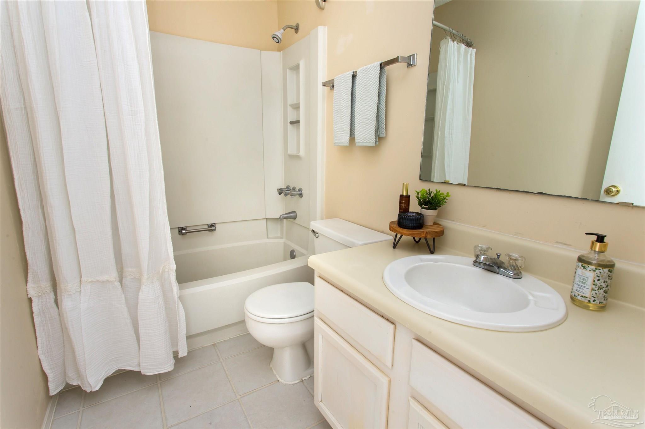2299 Scenic Highway, Unit R10 Pensacola, FL 32503 - Photo 14 of 31 a bathroom with a sink toilet and shower