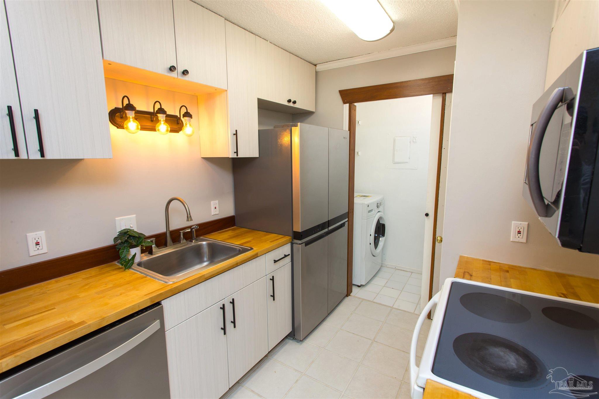 2299 Scenic Highway, Unit R10 Pensacola, FL 32503 - Photo 9 of 31 a kitchen with a sink and a refrigerator