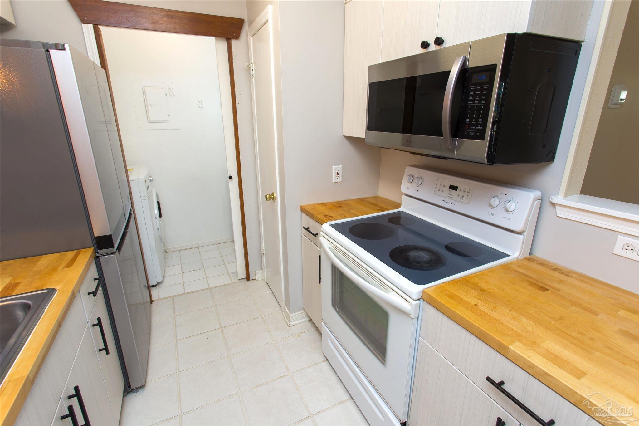 2299 Scenic Highway, Unit R10 Pensacola, FL 32503 - Photo 10 of 31 a kitchen with a stove and a microwave