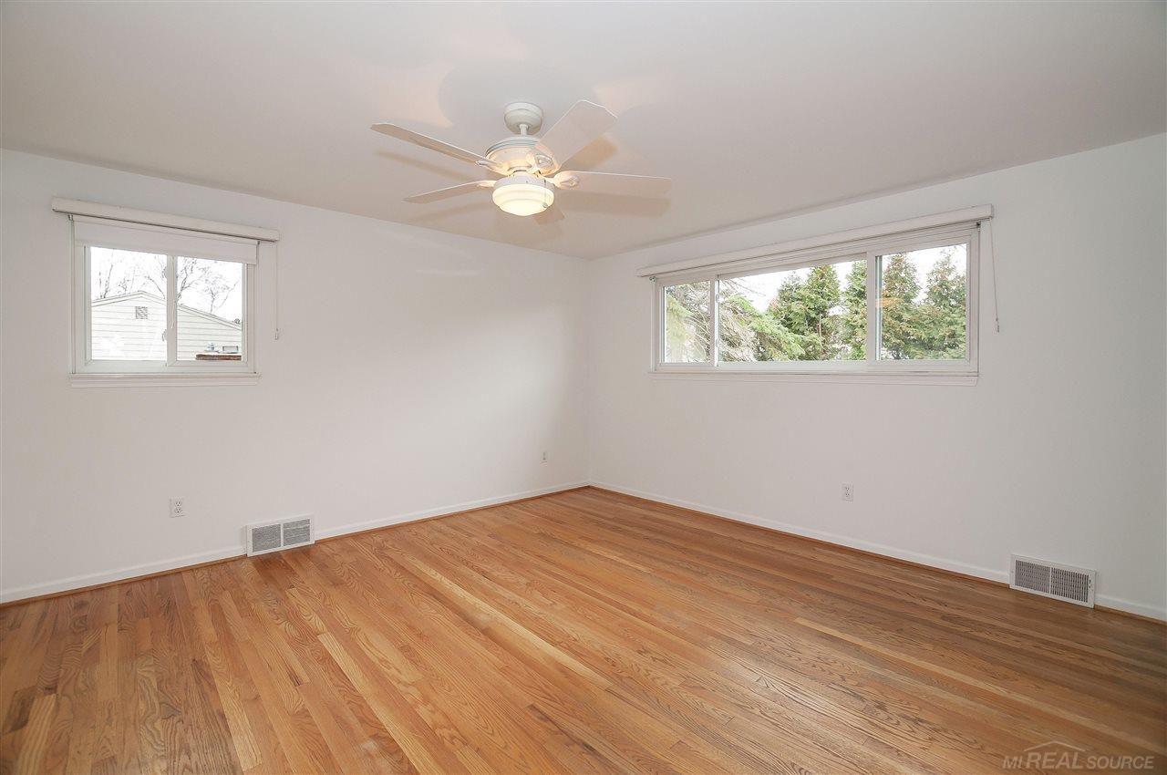 575 South Rosedale Court Grosse Pointe, MI 48236 - Photo 27 of 40 31341027-26.JPG