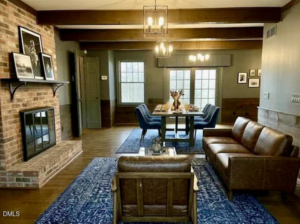 a view of empty room with window