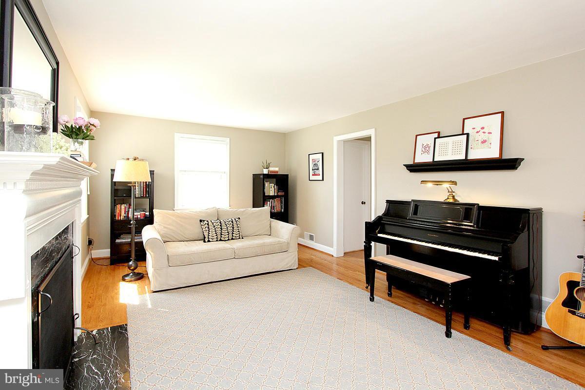 9615 Evergreen Street Silver Spring, MD 20901 - Photo 4 of 30 Living Room