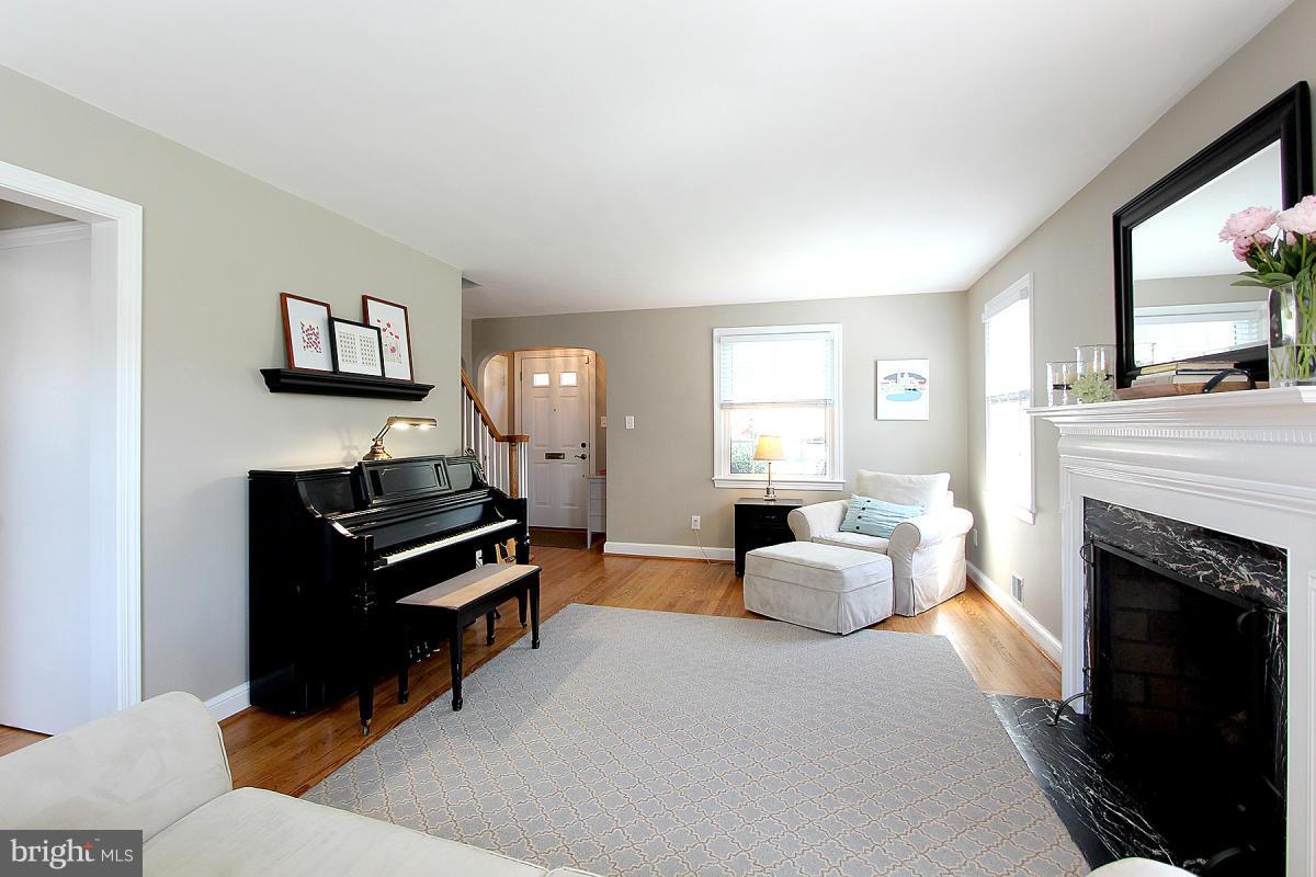 9615 Evergreen Street Silver Spring, MD 20901 - Photo 6 of 30 Living Room
