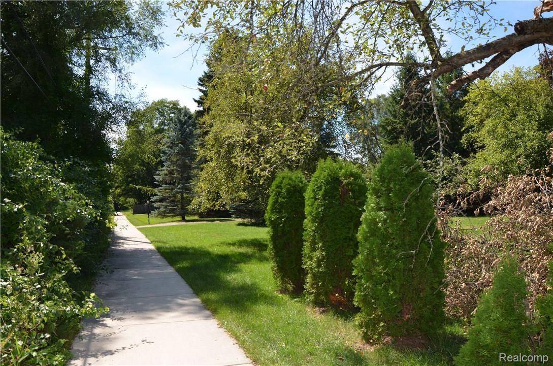 5640 Commerce Road West Bloomfield, MI 48324 - Photo 3 of 22 FRONT SIDEWALK
