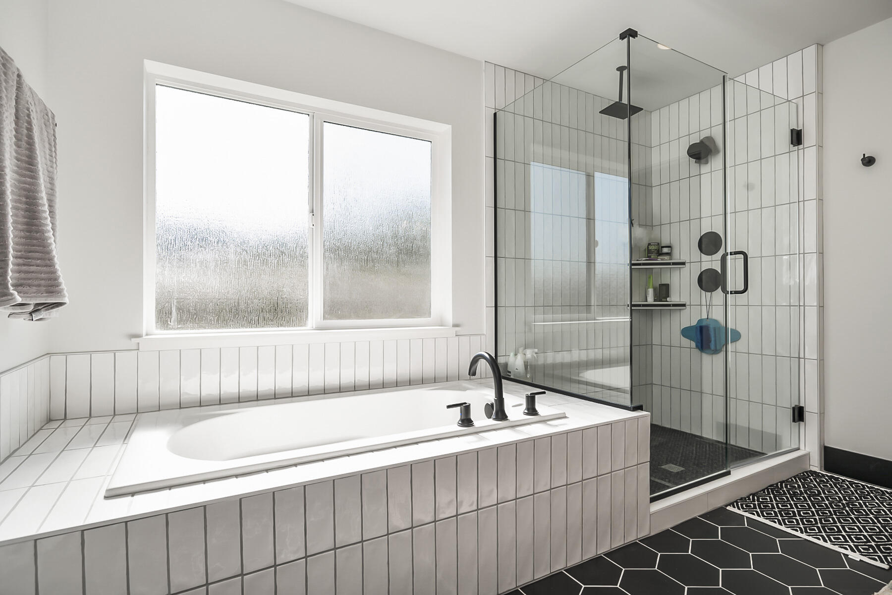 61188 Bachelor View Road Bend, OR 97702 - Photo 24 of 34 24 - Master Bath
