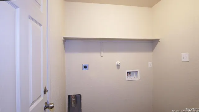 a view of utility room