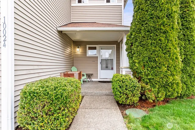a view of a entryway in front of house