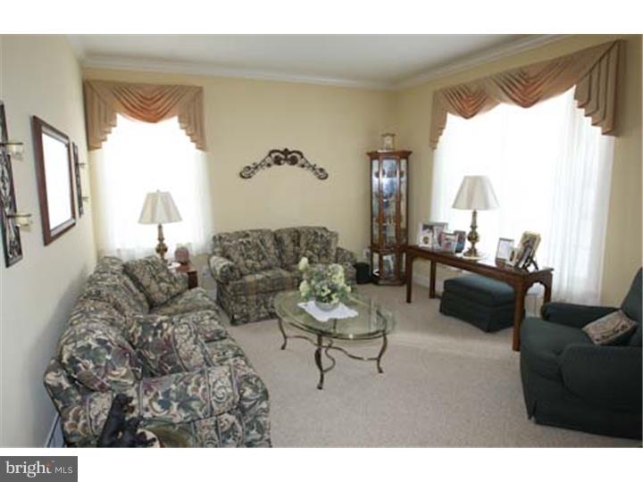 8 Rouse Drive Avondale, PA 19311 - Photo 2 of 24 Living Room