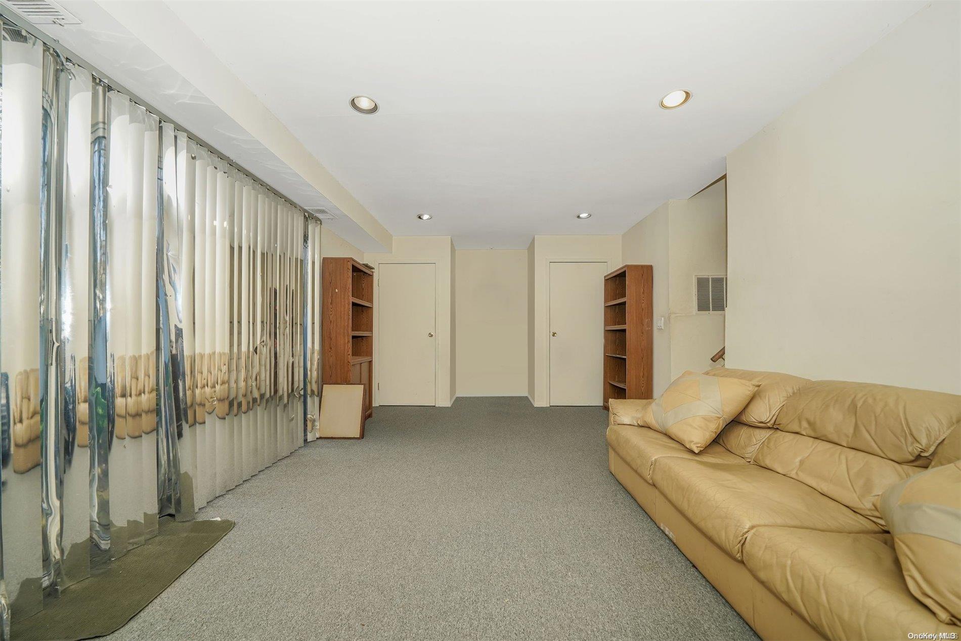 37 Santa Barbara Drive, Unit 37 Plainview, NY 11803 - Photo 21 of 32