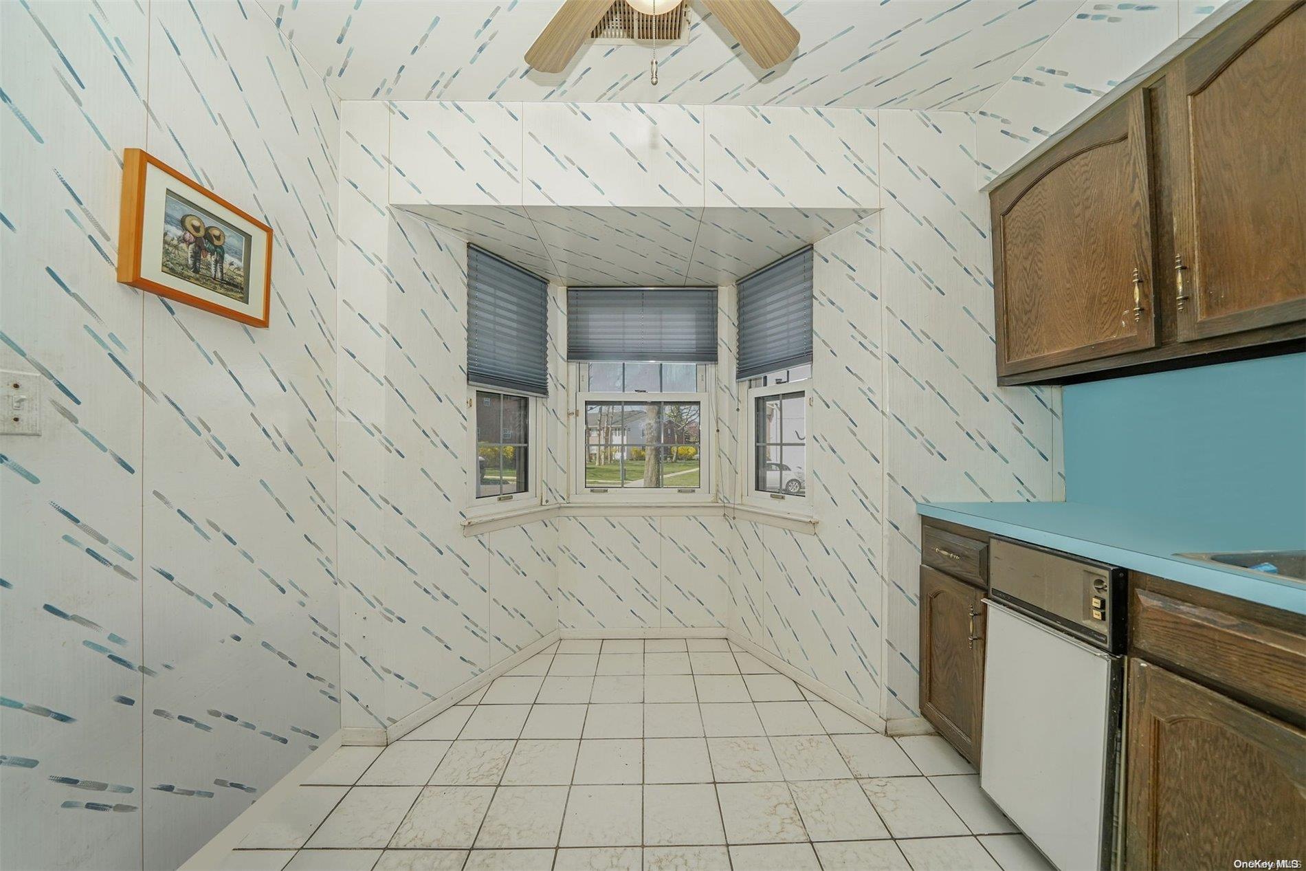 37 Santa Barbara Drive, Unit 37 Plainview, NY 11803 - Photo 8 of 32 a view of an entryway