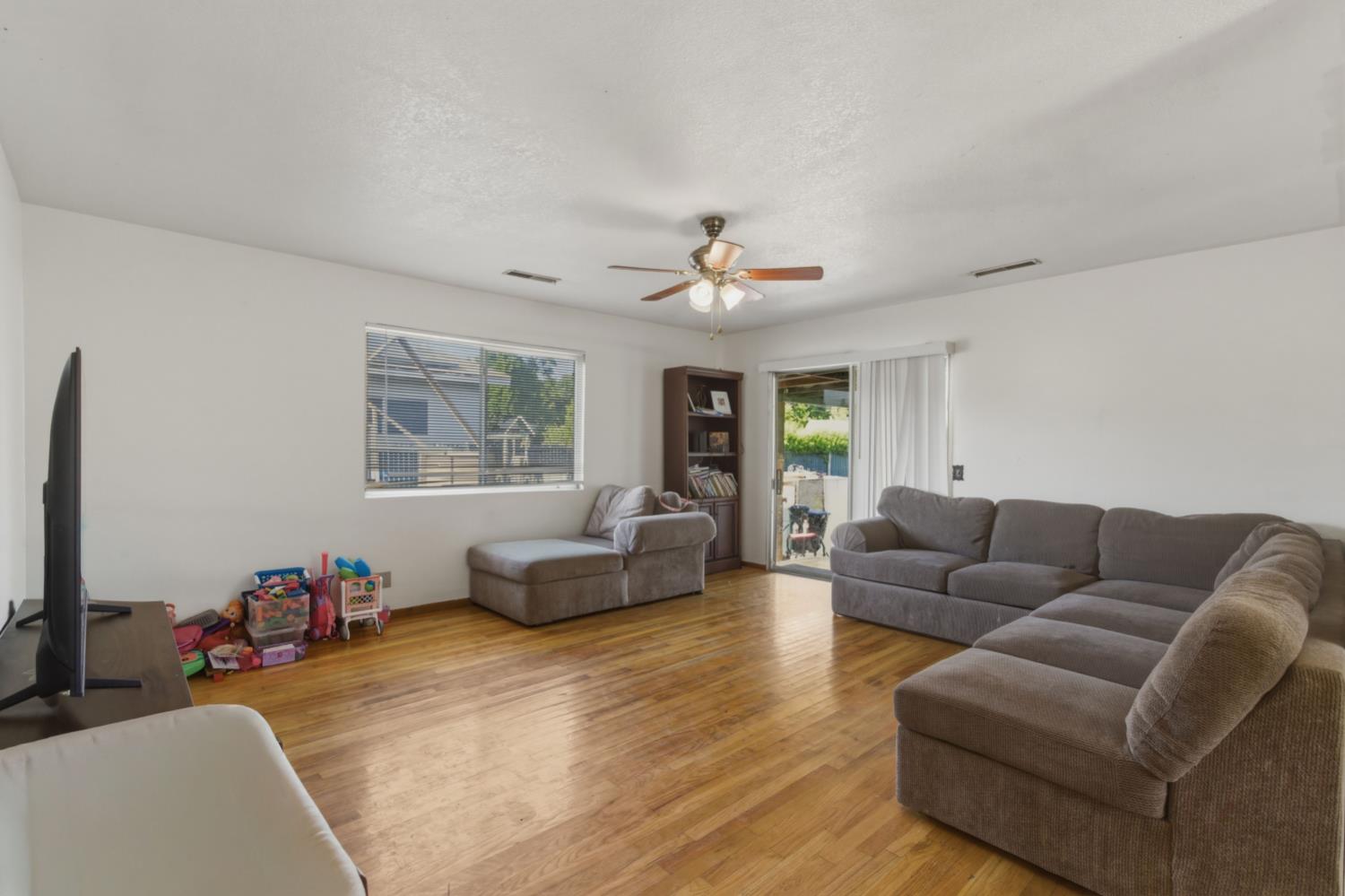 1843 West 8th Street Merced, CA 95341 - Photo 5 of 25