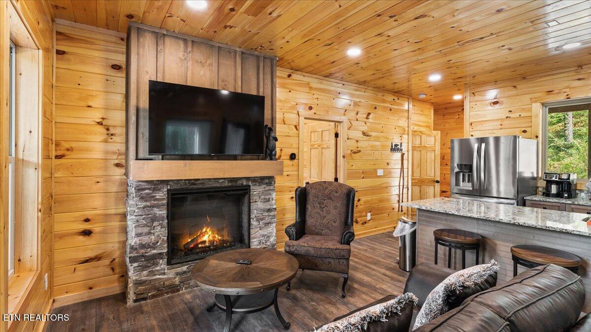 2932 Ginas Way Sevierville, TN 37862 - Photo 6 of 40 04-Living Room