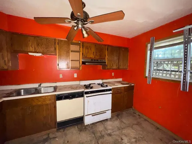 $614,900 | 2028 Story Avenue | Unionport