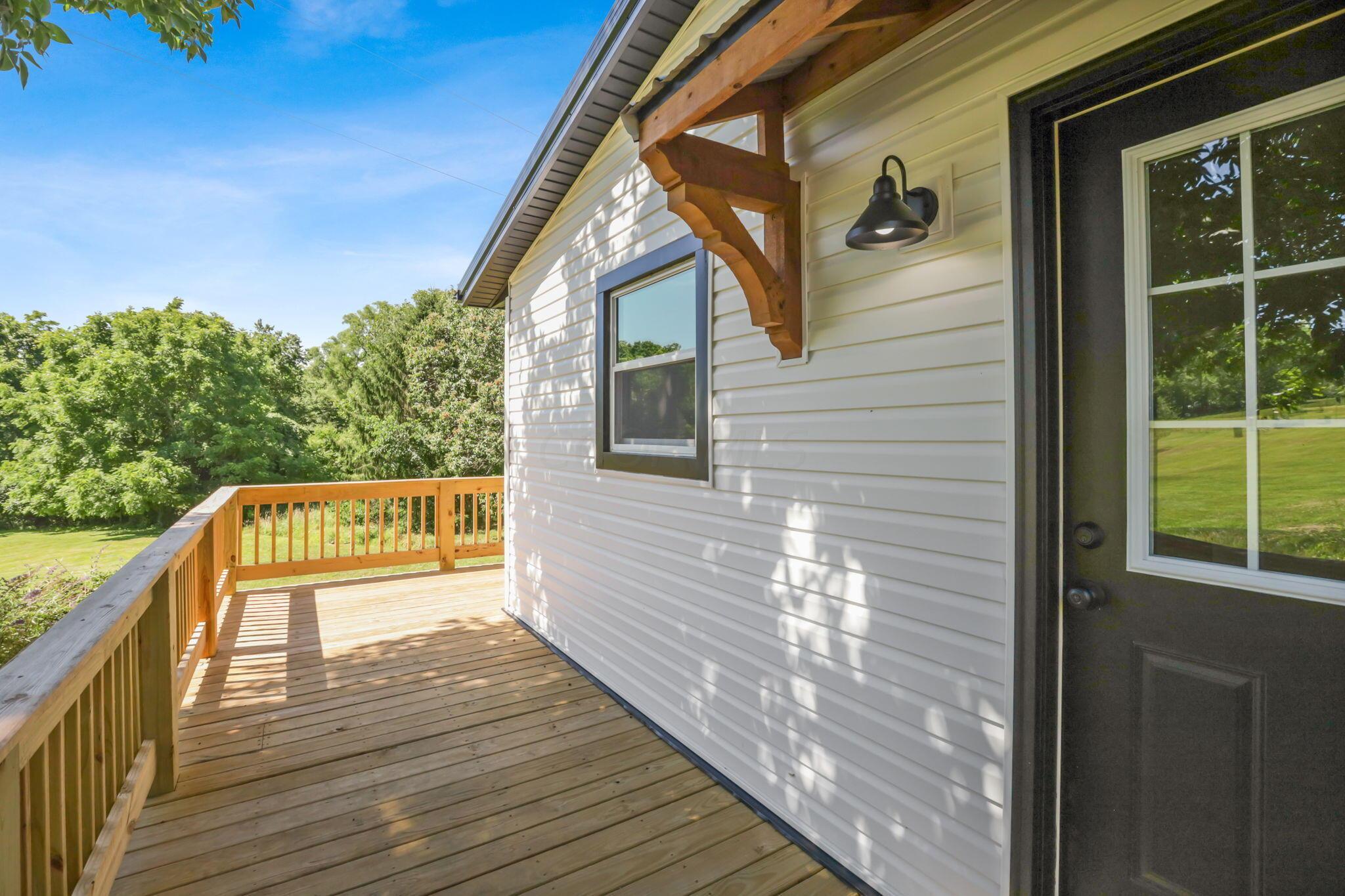 18240 Crawmer Road Southeast Newark, OH 43056 - Photo 4 of 69 Entry & Deck