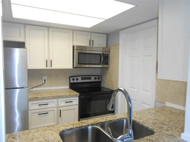 $2,000 | 321 Northwest 25th Court, Pompano Beach, FL 33064